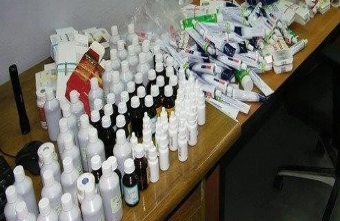 {Celnicy z Gołdapi zatrzymali w kończącym się tygodniu dwie osoby, które próbowały przemycić leki.}